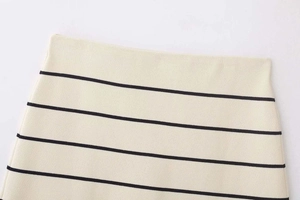 Détail de la texture en maille rayée et de la couture de la taille de la minijupe