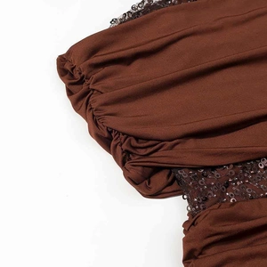 Gros plan détaillé du tissu froncé marron avec bordure en dentelle à paillettes noires
