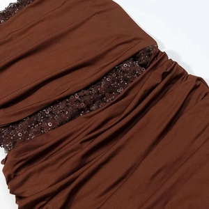 Robe longue marron élégante avec détails pailletés et empiècements en résille