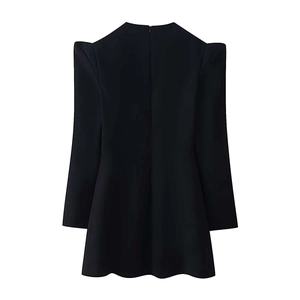 Robe noire moulante à manches longues avec épaulettes structurées et fermeture éclair