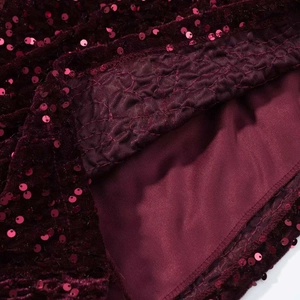 Détail de la robe à paillettes bordeaux montrant la doublure et les coutures de qualité