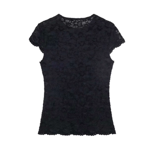 Ensemble deux pièces pour femme avec haut en dentelle noire et pantalon assorti