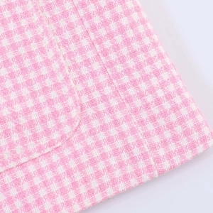 Detailaufnahme des rosa-weiß karierten Tweed-Stoffes mit hochwertiger Webstruktur