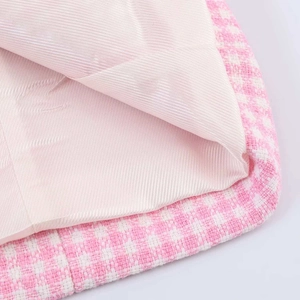 Detail von pinkfarbenem Hahnentritt-Tweed mit glatter Kante und Satinfutter