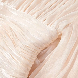 Détail du tissu satiné plissé champagne élégant avec un fini soyeux et brillant