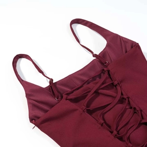 Détail d'une robe bordeaux avec laçage au dos et fines bretelles réglables