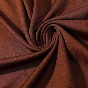 Détail macro d'un tissu en maille marron foncé de qualité avec texture fine et éclat