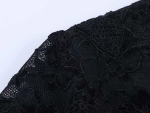 Vue détaillée de la texture de dentelle florale avec des effets de broderie ajourés