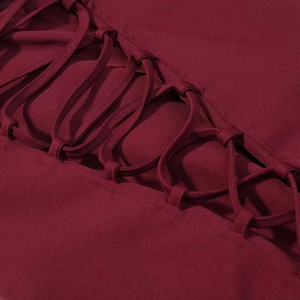 Vue macro détaillée de la robe bordeaux avec un design à lacets croisés et texture tissée