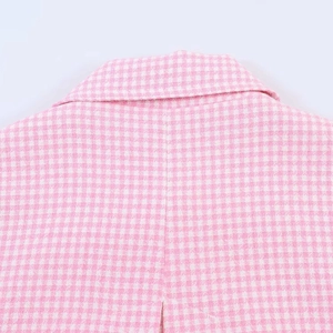 Detaillierte Makroansicht des rosa-weißen Gingham-Webstoffs am Kragen einer Jacke