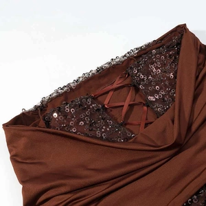 Gros plan détaillé du tissu à paillettes marron avec design élégant à lacets