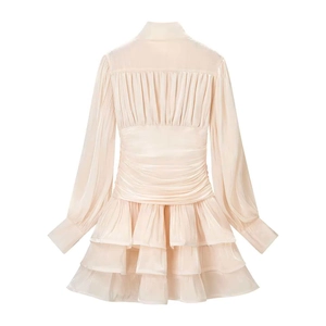 Robe plissée élégante à manches longues pêche avec taille cintrée et jupe à volants