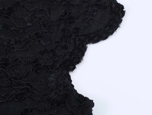 Détail de dentelle florale noire avec des bords festonnés élégants et broderie fine