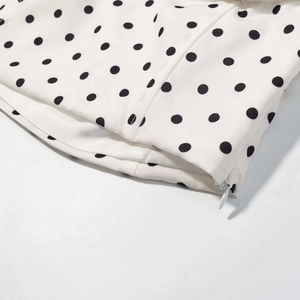 Détail du tissu blanc à pois avec fermeture à glissière invisible de haute qualité