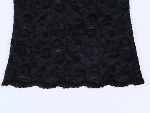 Gros plan détaillé de dentelle florale noire avec une bordure festonnée délicate