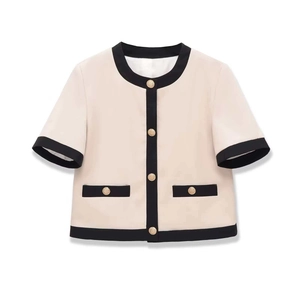 Vue détaillée du cardigan en maille vintage avec bordure contrastée et boutons dorés