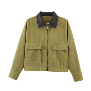 Detail van olijfgroen corduroy jack met lederen kraag en rits aan de voorzijde