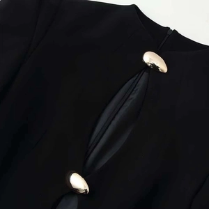 Robe moulante noire chic avec détail ajouré et grands boutons métalliques dorés