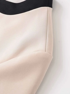Gros plan sur les coutures contrastées et le tissu texturé de cet ensemble cardigan et pantalon