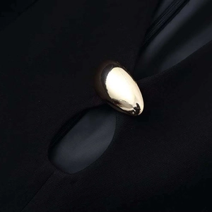Robe noire élégante avec découpes et boucle dorée au fini métal liquide design