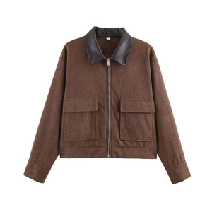 Detailopname van bruin corduroy jack met een contrasterende donkere leren kraag