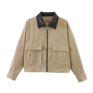 Detailopname van corduroy jack met contrasterende leren kraag en borstzakken met rits