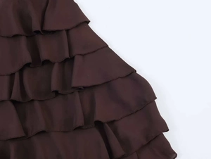 Detailaufnahme der dunkelbraunen Stufenvolants eines leichten Sommer-Halterneck-Tops