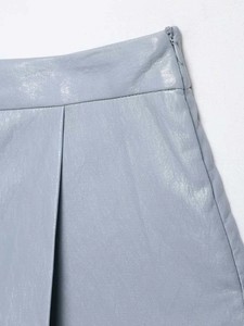 Détail de la jupe en similicuir bleu clair avec fermeture éclair latérale invisible