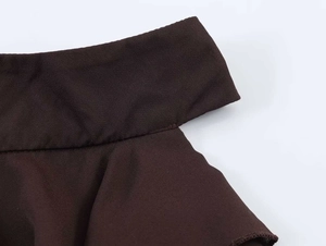 Detail von schokobraunem Chiffonstoff mit glatten Nähten und feiner Textur am Oberteil