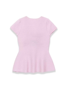 Vista dettagliata del retro di un top in maglia rosa chiaro con orlo a peplo e girocollo