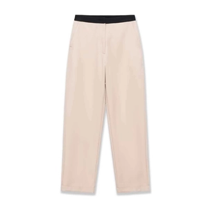 Pantalon beige droit élégant pour femme avec ceinture noire contrastée et ourlet