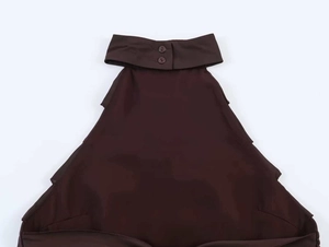 Detail eines dunkelbraunen Neckholder-Tops mit Doppelknopfverschluss und Rückenausschnitt