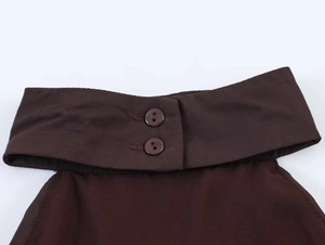 Detail eines dunkelbraunen Neckholder-Kragens mit Doppelknopfverschluss und feiner Textur