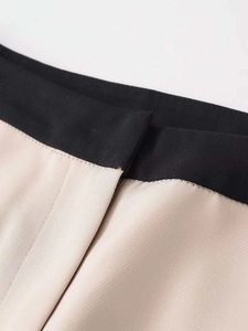 Vue macro détaillée de pantalon tissé de qualité avec taille contrastée et coutures fines