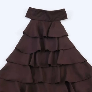 Dunkelbraunes Neckholder-Top mit gestuften Rüschen im modischen Lagenlook für den Sommer