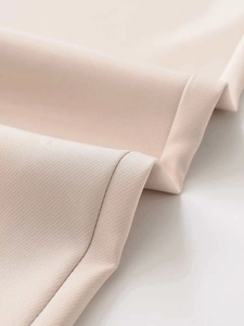 Gros plan sur le tissu sergé crème de qualité avec texture lisse et coutures précises