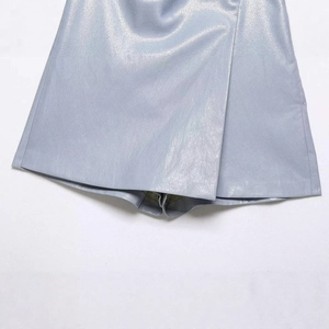 Mini-jupe short femme bleu clair en similicuir avec ourlet irrégulier et asymétrique