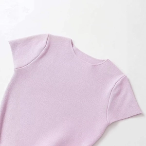 Top in maglia lavanda a maniche corte con girocollo e orlo svasato per donne