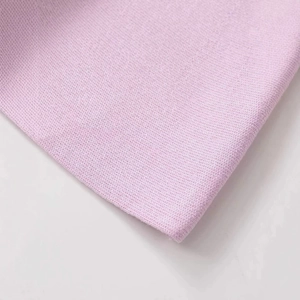 Abito corto in maglia color lavanda con scollo rotondo e orlo stile gonna
