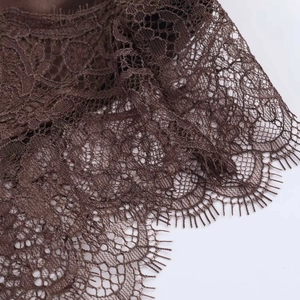 Détails de tissu en dentelle marron foncé avec motifs floraux et bordure en dentelle cil