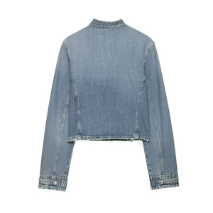 Chaqueta vaquera vintage azul claro con diseño cruzado y detalles de dobladillo crudo