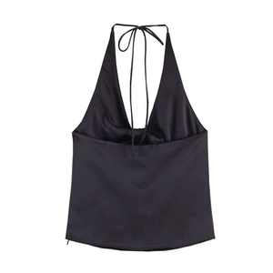 Elegantes schwarzes Satin-Neckholder-Top mit tiefem V-Ausschnitt und seidigem Glanz
