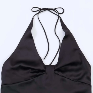 Sexy schwarzes rückenfreies Neckholder-Top aus glänzendem Satin mit tiefem V-Ausschnitt