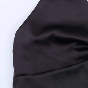 Detail der glatten schwarzen Satinstoffstruktur mit seidigem Glanz und elegantem Fall