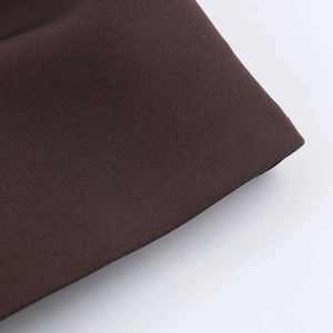 Dettaglio di abito corto marrone scuro con trama in twill e cucitura piatta rifinita