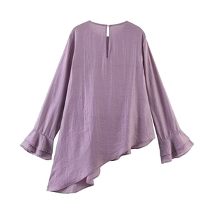 Lila Damenbluse mit langen Ärmeln, asymmetrischem Saum und eleganten Rüschenmanschetten