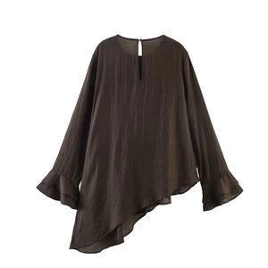 Detailansicht der dunkelbraunen Bluse mit Rüschenmanschetten und asymmetrischem Saum