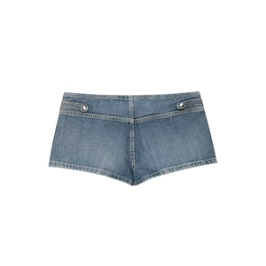 Detalle de pantalones cortos de mezclilla azul claro con remaches y dobladillo deshilachado