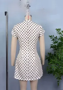 Vue détaillée du dos de la robe vintage à pois avec col montant et taille ajustée