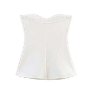 Gros plan détaillé d'un haut bustier blanc avec coutures et décolleté en forme de cœur